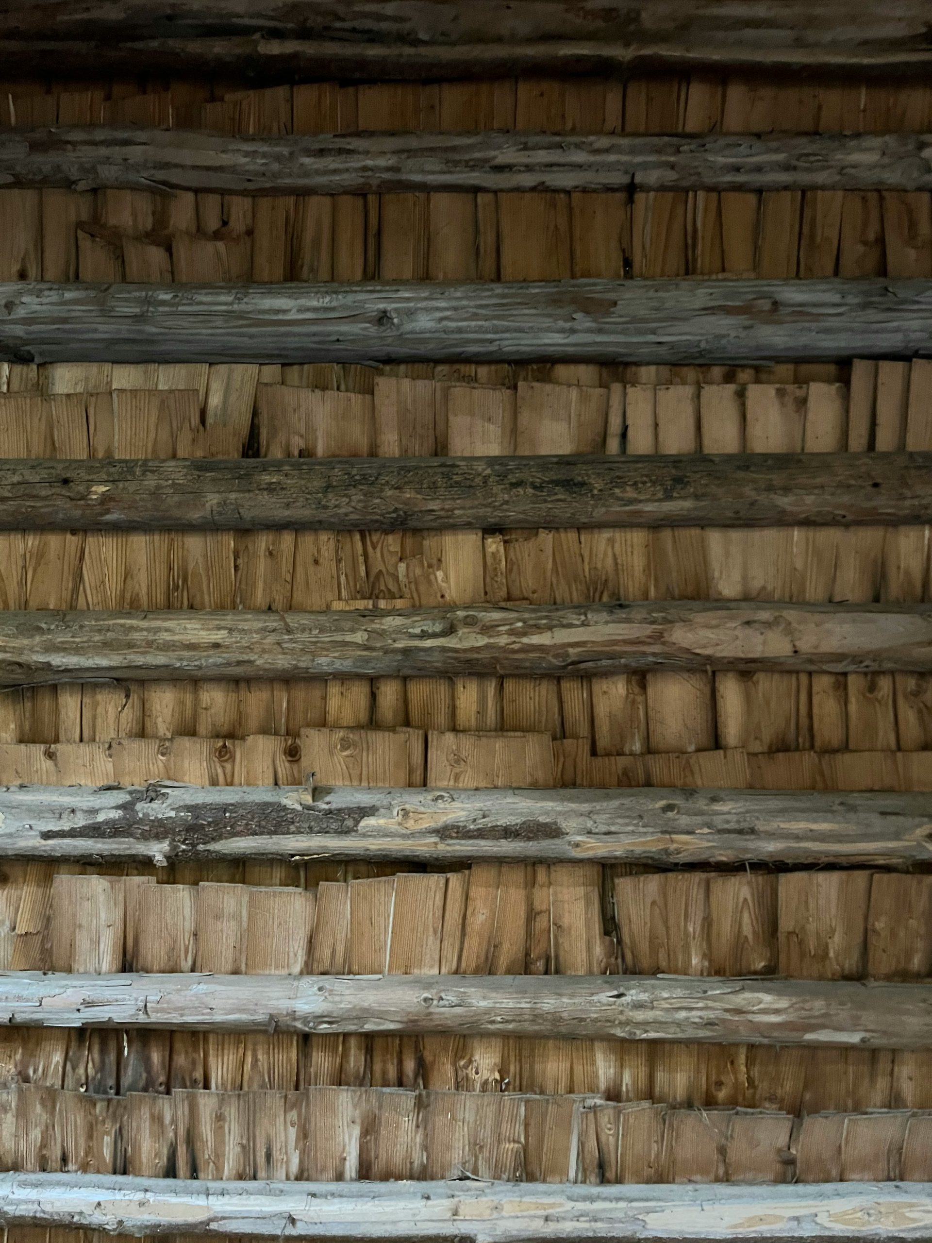 Primer plano de una pared hecha de tablones de madera.